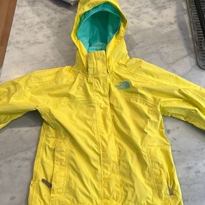 Girls North Face Rain Shell, great condition only worn a couple times. Size 5T